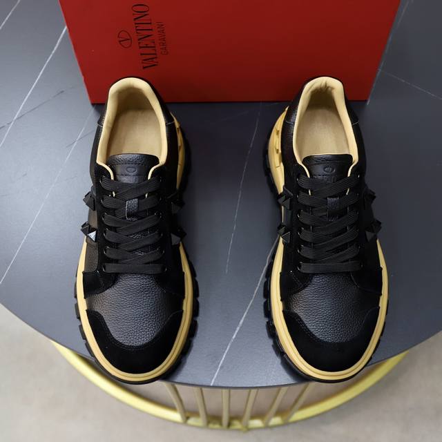 出厂价: 品牌：华伦天奴 Valentino 尺码：38-44 45定制 等级：新款运动鞋 材料： 原版牛皮鞋面 羊皮内里 原版耐磨柔软厚底 款式类别: 休闲时